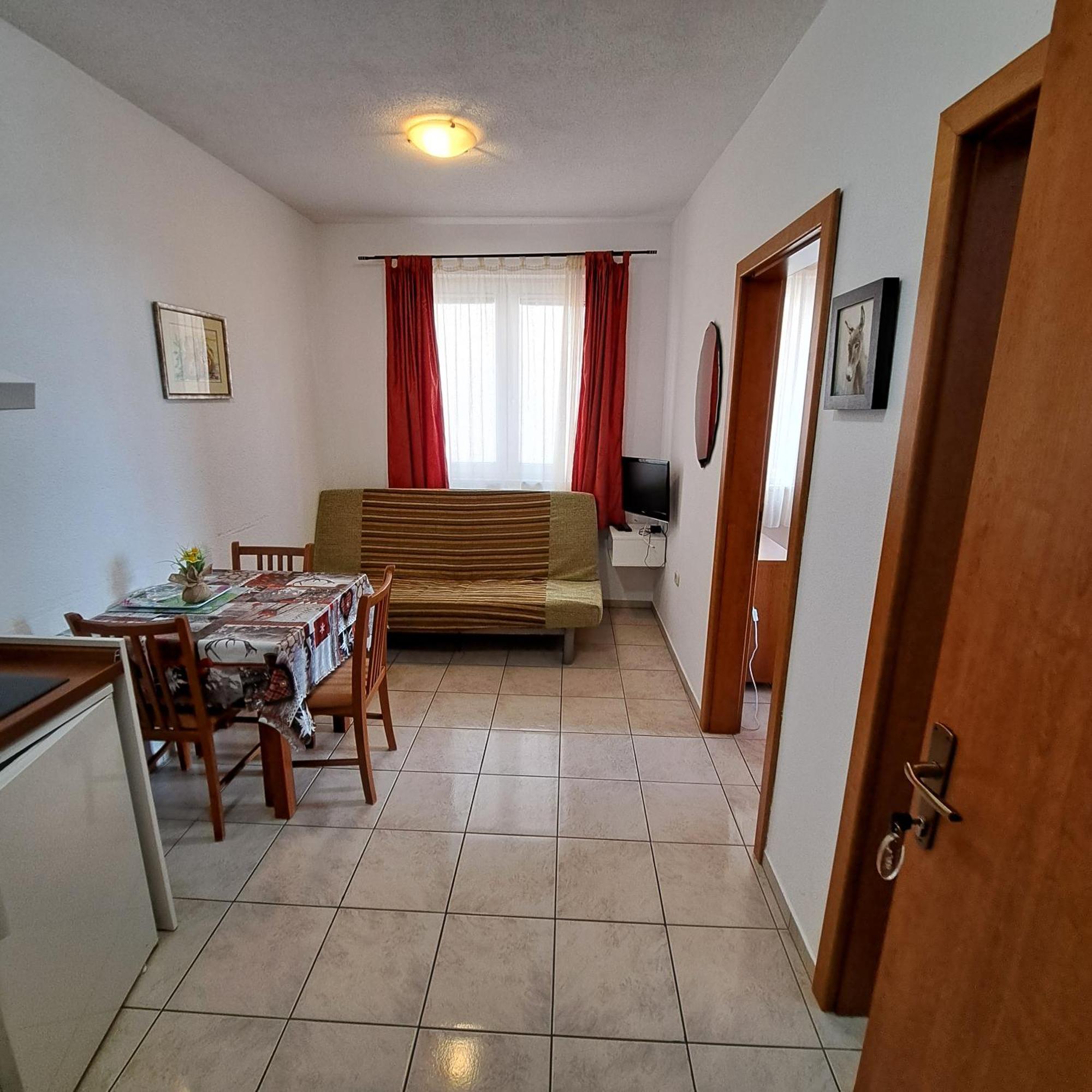 Apartments Vila Adrijana & Fitness Studio Wolf Bv Baška Voda Quarto foto